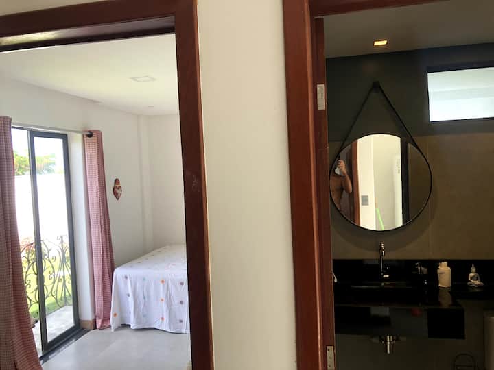 الجناح الأول. يقع في الطابق الأرضي، مع شرفة فردية تطل على الحديقة وسرير مزدوج وتكييف هواء جديد (سبليت). تتوفر بياضات الأسرّة ومناشف الحمام.