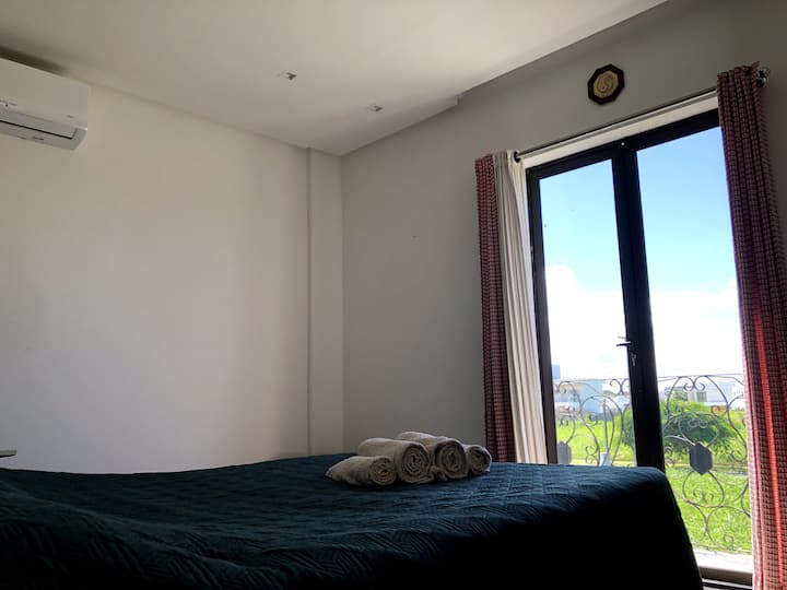 يحتوي الجناح الثاني على شرفة فردية بإطلالة على البحر وسرير مزدوج وتكييف هواء جديد (سبليت) وتلفزيون. تتوفر بياضات الأسرّة ومناشف الحمام.