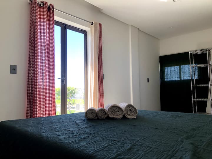 جناح أمبلا ماستر بإطلالة على البحر، سواء من النافذة الجانبية أو الشرفة الفردية للغرفة. يحتوي على سرير مزدوج وتكييف هواء جديد (سبليت) وحوض استحمام ساخن مزدوج. تتوفر بياضات الأسرّة ومناشف الحمام.