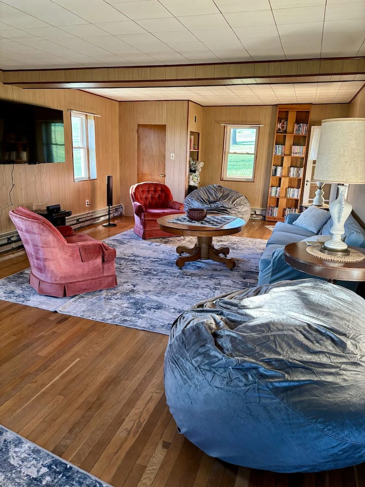 Spacious Farmhouse - Pillow, PA