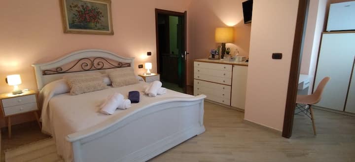 LAVENDER room - spacious, cozy and bright double bedroom with double windows and artisanal furnishings with "hedge" theme.