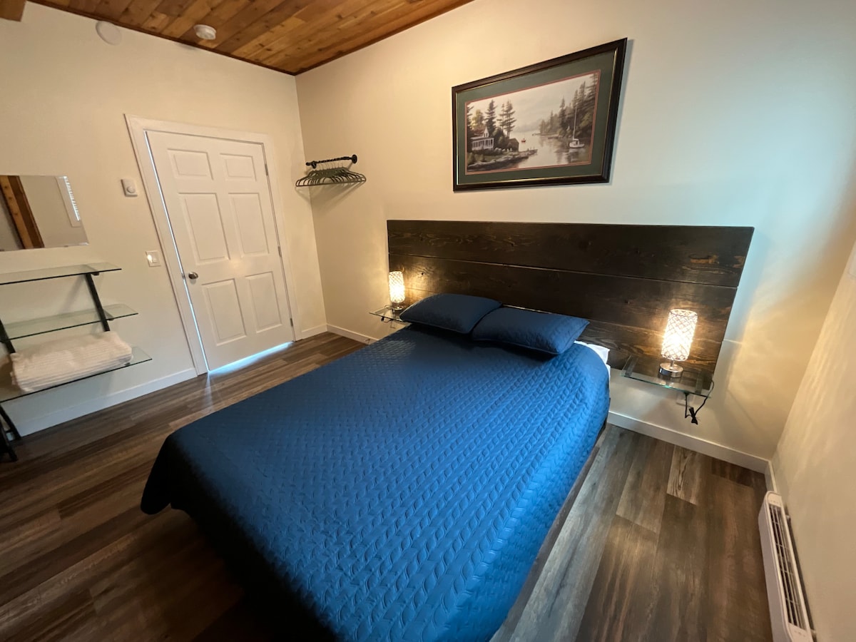 Спална соба на главниот кат (брачен кревет (широк 150-179 см). 