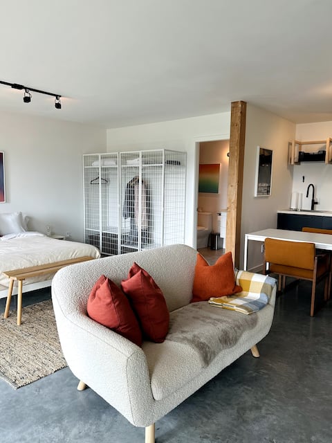 Popular Airbnb listing: Sunset Suite in Saltspring Island
