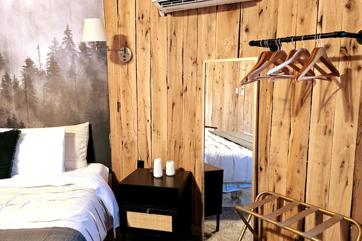 ไม้แขวนเสื้อม้านั่งกระเป๋าเดินทางและกระจกยาวเต็มตัว