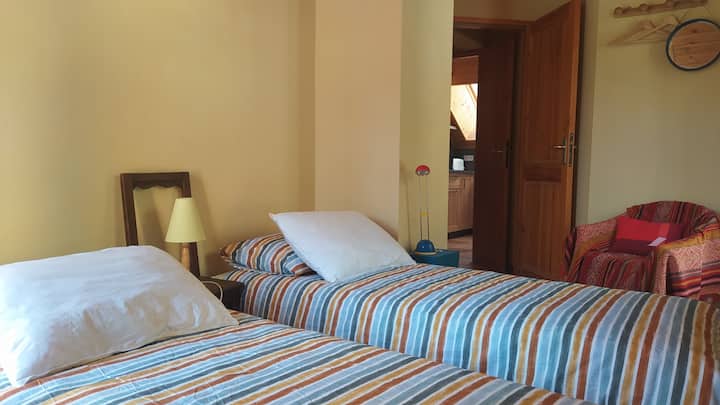  Izba s 2 lôžkami, ktoré sa môžu priblížiť a stať sa veľkou posteľou s paplónom pre 2 osoby, má výhľad na 2 balkóny s výhľadom na držadlo.