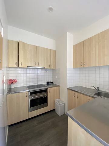 Spacious 4BR Retreat | Big Group CBD Getaway gallery image 3