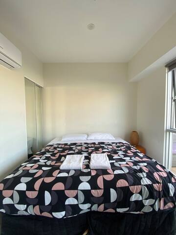 Spacious 4BR Retreat | Big Group CBD Getaway gallery image 5