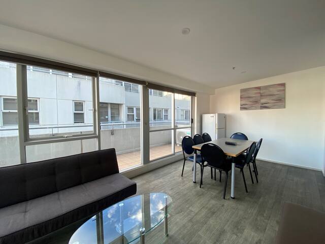 Spacious 4BR Retreat | Big Group CBD Getaway gallery image 4