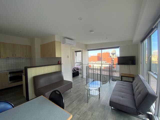 Spacious 4BR Retreat | Big Group CBD Getaway gallery image 2