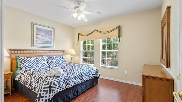 Დატკბით ჩვენი დედოფლის საძინებლის სიმშვიდით