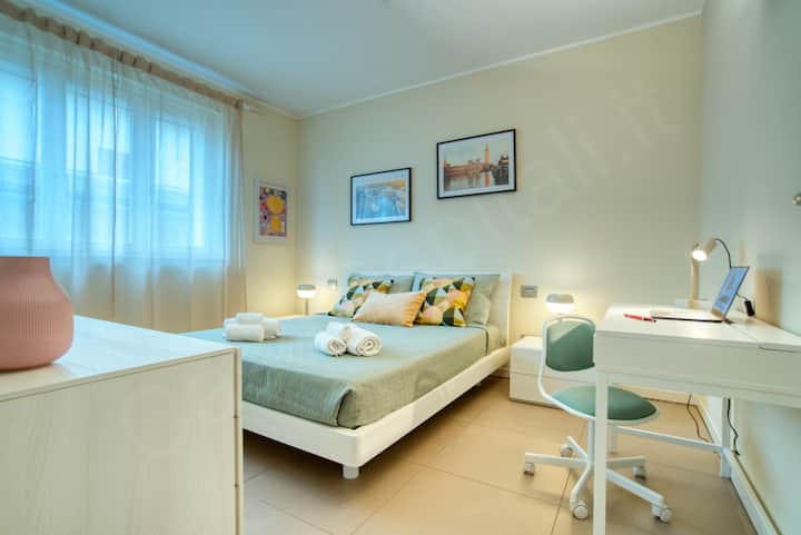 spálňa má všetko, čo potrebujete na nočný odpočinok, a tiež písací stôl na prácu na diaľku