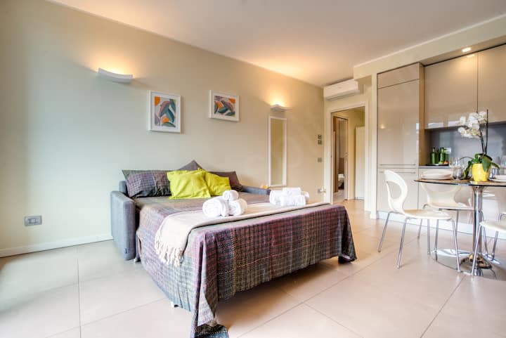 rozkladacia pohovka pripravená na noc