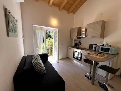 Top Airbnb: at the 22-apartment complex Cortiletto・ Ortensia・ in Bellagio
