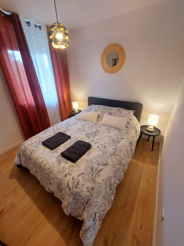  Troisième chambre tranquille avec un lit double douillet et des touches décoratives apaisantes. L'ambiance calme et chaleureuse est parfaite pour se détendre et profiter d'un sommeil réparateur dans un cadre serein et confortable.