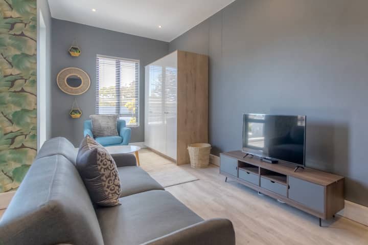 Trebuchet Studio Apartment (Paardevlei) - Somerset West