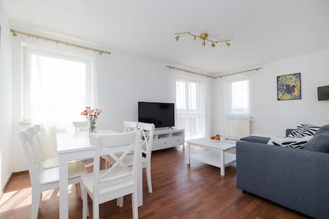 Popular Airbnb listing: ShortStayPoland Tomcia Palucha (B118) in Ursus