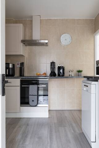 Spacious 3-Bedroom Home Perfect for Extended Stays gallery image 4