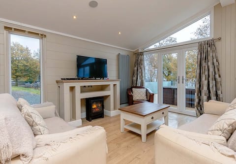 Hot Tub Lodge 3 bedroom Loch Lomond Holiday Park