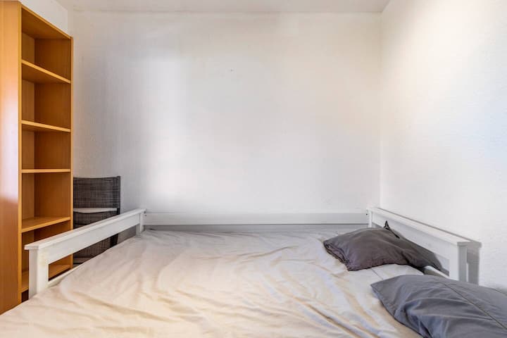 Chumba cha ghorofa ya chini kilicho na kitanda cha Stork katika hali ya vitanda viwili vilivyounganishwa ambavyo hufanya kitanda cha digrii 180. Kutoka kwenye dirisha la chumba hiki wakati fulani unaweza kusikia mawimbi ya bahari. 
Duvet ya mto imetolewa. 
Mashuka 15 Euro/Chumba cha kuishi/Kitanda