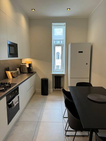 Beautiful, spacious, central 4BR gallery image 4