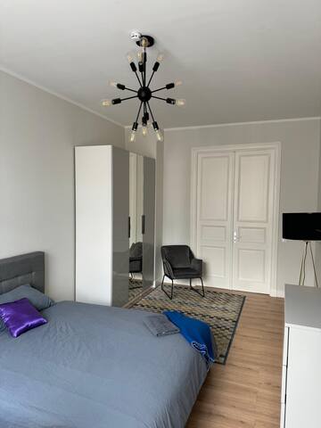 Beautiful, spacious, central 4BR gallery image 3