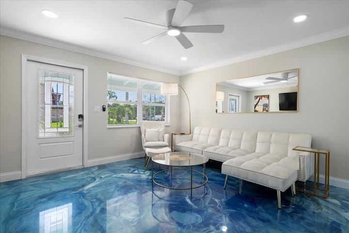 Modern 2br-hot Tub/pergola/games - West Palm Beach, FL
