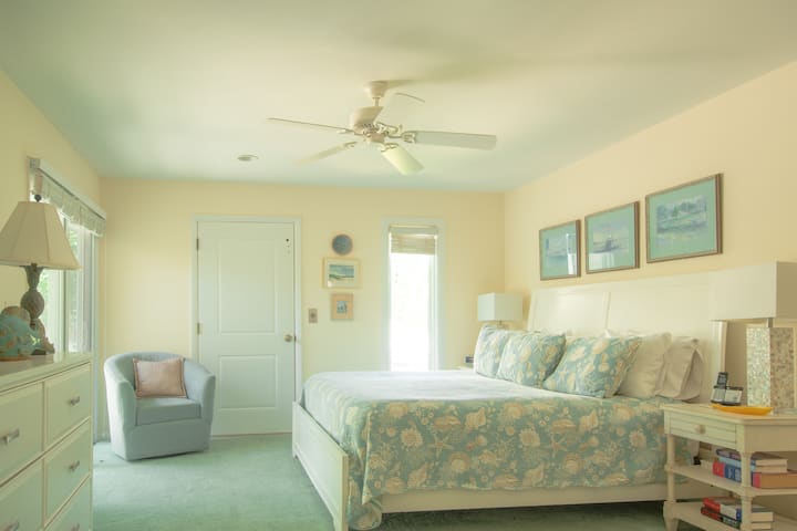 Súkromná primárna suita s pohodlnou manželskou posteľou veľkosti King, ktorá ponúka relaxačný odpočinok po dni strávenom na pláži.