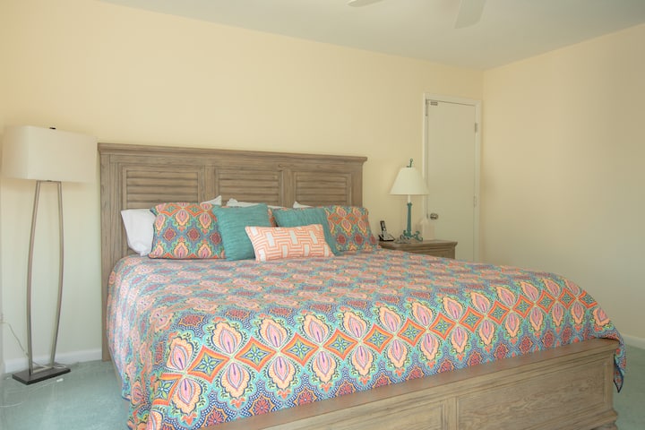 Priestranná spálňa na poschodí s manželskou posteľou veľkosti King a šatníkom, ktorá má spoločnú kúpeľňu s WC. Okrem toho ponúka malý balkón s výhľadom na terasu smerom k oceánu. 