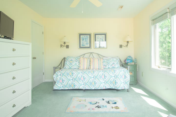 Svetlá spálňa na poschodí s rozkladacou posteľou pre dve osoby, ktorá je ideálna pre deti alebo sa dá nakonfigurovať ako manželská posteľ. Vyjdite na malý balkón a vychutnajte si čerstvý vzduch a výhľad. Malá prechádzka v šatníku. 