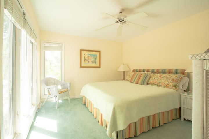 Spálňa na hlavnom poschodí ponúka pohodlnú manželskú posteľ veľkosti King, šatník a vlastnú kúpeľňu, ktorá je ideálna pre hostí hľadajúcich jednoduchý prístup.