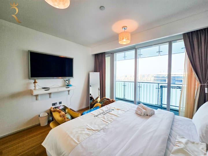 Ლუქს-კლასის საძინებელში არის მყუდრო დივანი და გლუვი ტელევიზორი სრული განტვირთვისთვის.