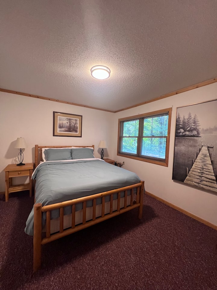 ห้องนอนที่สองบนชั้นหลักมีเตียงควีนไซส์ 