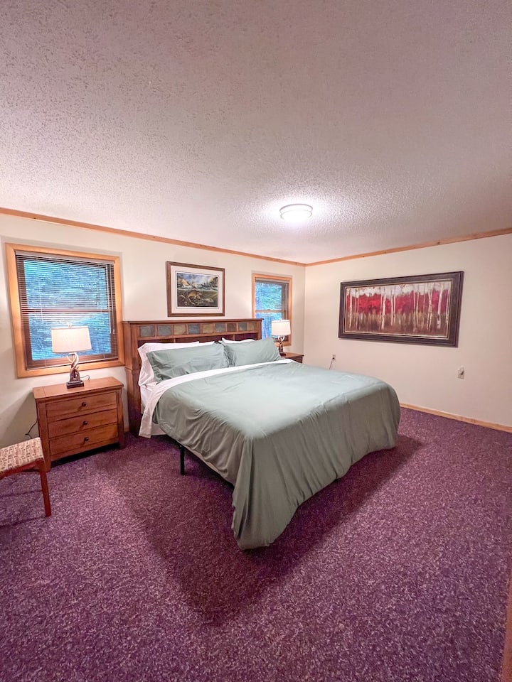 ห้องนอนใหญ่มีเตียงขนาดคิงไซส์ 