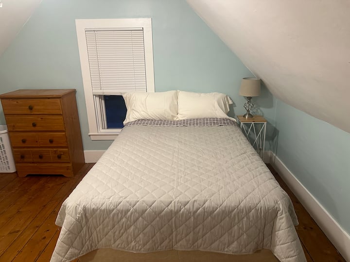 2 Bedroom Apartment, Great Spot! - Keene, NH