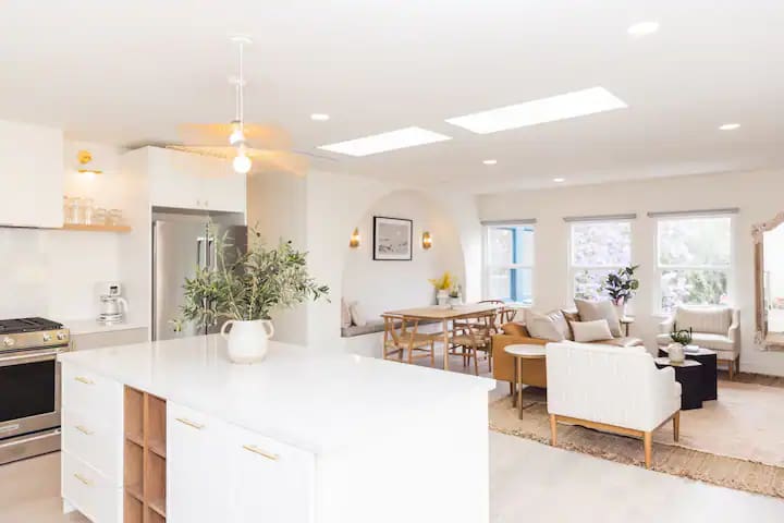 4BR/5BD – Free Parking – Walk to Nightlife!