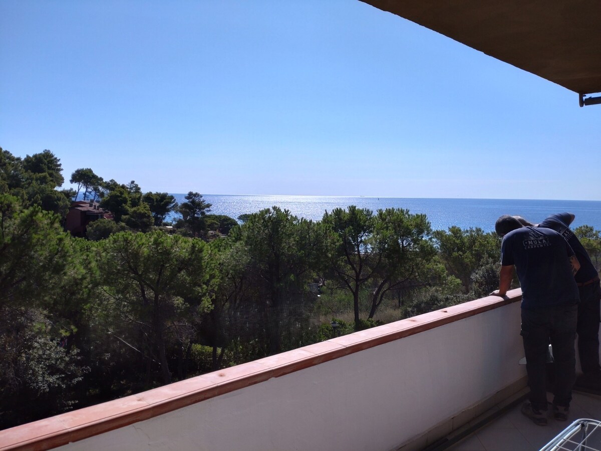 Annuncio Airbnb popolare: Beachfront_Oasis ; ) Chia_and_Pula a Pula