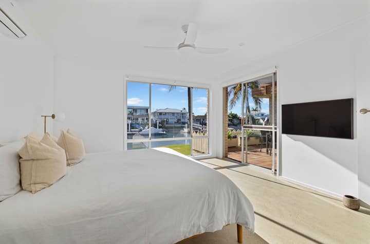 Главна спална соба со брачен кревет (широк 150-179 см), WIR, сопствена соба, клима уред/греалка и паметен телевизор.