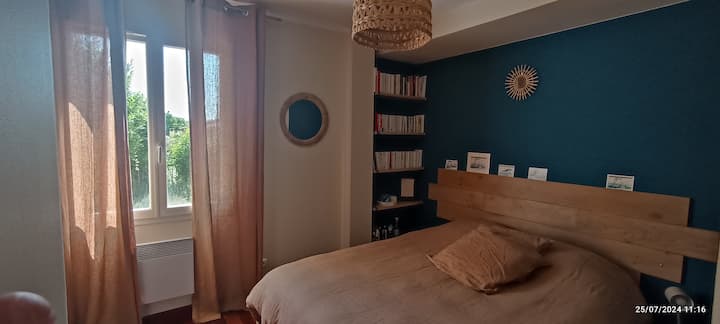 bračni krevet 160x200, polica za knjige, ormar s ogledalima i vješalicama