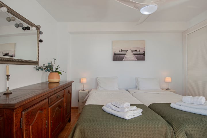 I detta sovrum finns två sköna enkelsängar som är 90 x 200 cm. Pocketresårmadrasser av hög kvalitet och bäddmadrasser med högelastiskt skum. Sköna satinvävda lakan, luftigt täcke och två kuddar i varje säng. 