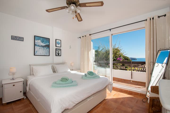 Master bedroom har en dubbelsäng på 160 x 200 cm med en fast och en medium/fast pocketresårmadrass av hög kvalitet. Skön bäddmadrass i naturlatex och bomull. Satinvävda lakan, luftigt täcke och fyra kuddar. Ljuvlig utsikt över medelhavet.