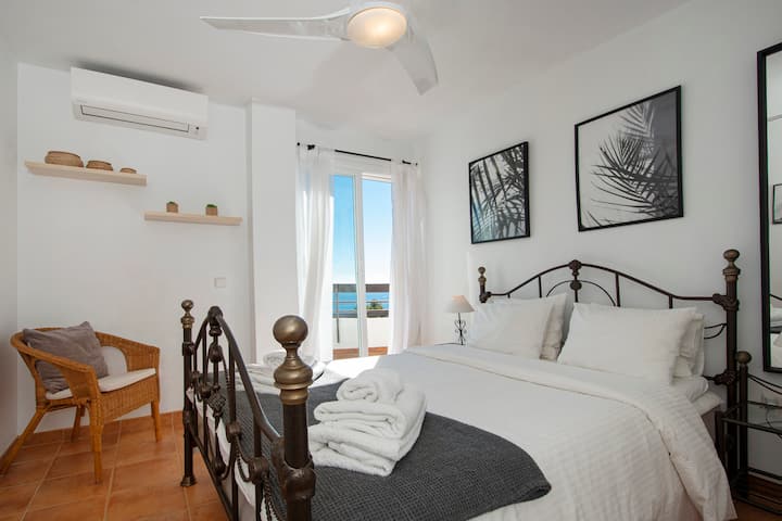 I detta mysiga sovrum står en mindre dubbelsäng 140 x 200 cm. Bäddmadrass i naturlatex och bomull. Satinvävda lakan, luftigt stort täcke och mjuka kuddar.