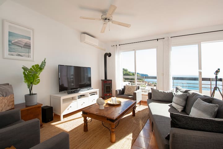 Rymligt vardagsrum med soffgrupp, TV och matbord. AC och takfläktar. 
​​
-Matbord med plats för 8
-Soffgrupp med bäddsoffa
-55 tums Smart TV 
-Magisk utsikt!