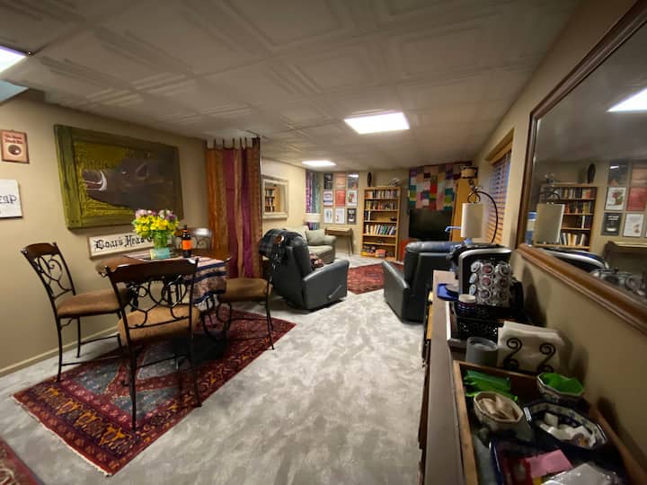 ภาพรวมของห้องครัวชั้นล่างพื้นที่รับประทานอาหารและทีวี 