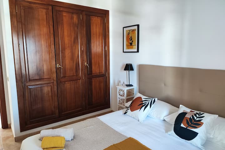 Apartmán ponúka nádherný výhľad na bazén.
Veľká manželská posteľ ideálna na osviežujúce noci spánku.
Vlastná a vyhradená kúpeľňa pre úplné súkromie.
Veľký šatník s vešiakmi.
