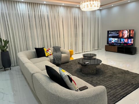 Exquisite 4BR House @ East Airport,8guest,4.5bath