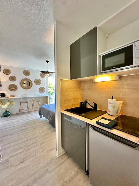 Top performing Airbnb: Studio MBS 1 - Cosy, Tram, Wifi, Parking, Equipé in Mosson