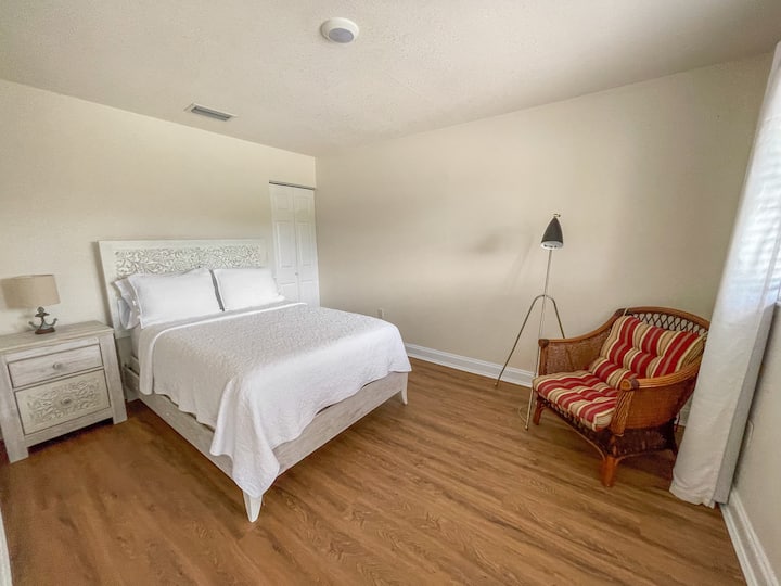 მე-2 საძინებელი ერთი ტუმბოს მაგიდით და სკამით. Კომფორტული სრული ზომის საწოლი. 