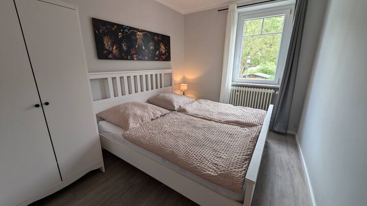 Im zweiten Schlafzimmer der Wohnung befindet sich ebenfalls ein Kingsize-Bett.