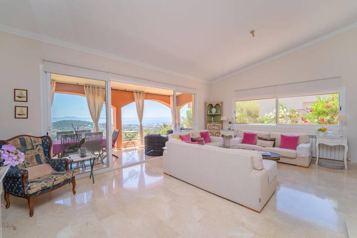 Villa con piscina y vistas mar gallery image 3