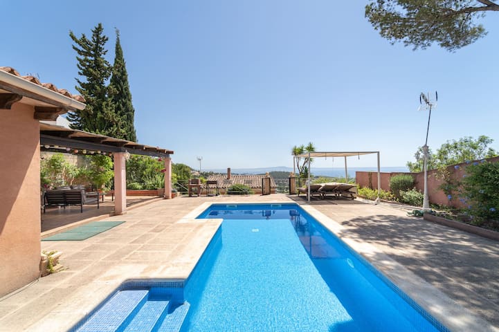 Villa con piscina y vistas mar
